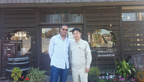 2014年蔵見学に訪れた福岡県の焼酎酒造会社の前で
