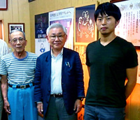 左より最後の阿多杜氏 上堂園孝蔵(かみどうぞのこうぞう)と筆者、若き後継者(中村酒造場にて)