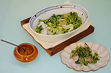 レンジで手軽につくる「豆苗と豚バラの温サラダ」