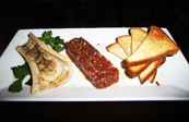 ローストした牛の骨髄とフィレミニョンのタルタル「Roasted Bone Marrow & Steak Tartare」（22ドル）