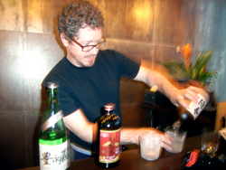 焼酎をグラスに注ぐ、スティーブンさん