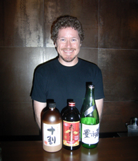 スティーブンさんとこの日、ティスティングメニューでサービスされた焼酎、左から、「十割」「赤霧島」「豊永蔵」。
