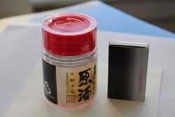 鹿児島県の焼酎酒造メーカーがサンプル用に用意した100ミリの小瓶、マッチ箱と比べて。
