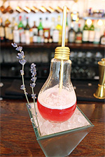 焼酎カクテル「Flower」電球の形のグラスが面白い。