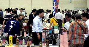 メモしながら試飲する来場者