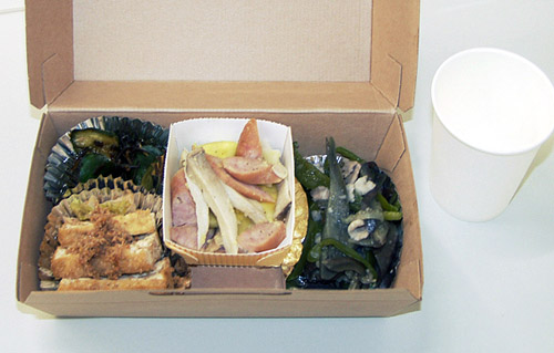 米焼酎・麦焼酎・芋焼酎・泡盛に合うメニューとして、各々きゅうりの香味漬け(左上)、厚揚げとキャベツのごま和え(左下)、さつま芋とエリンギの蒸し煮(中央)、なすとピーマンと豚肉のナンプラー炒め(右)が出された