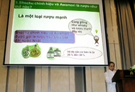 ベトナム語でパネル表示されたセミナー
