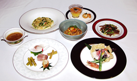 奄美特産のコサン筍やムキクワリ（フキ）、アオサ、らっきょなども取入れられた彩りも豊かな料理