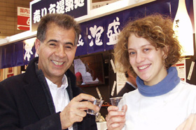 フランス料理店マネージャー　イルベイ氏（右）とパテｨシエ　ジャスチンさん（左）