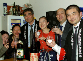参加者、蔵元、yukiko氏（中央）で乾杯！