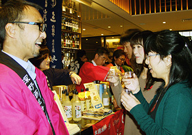 蔵元と談笑しながら試飲